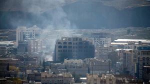 Både Huthi-rebellerna och Salehs lojalister uppges ha användt tunga vapen under striderna i Sanaa. Också den saudi-ledda koalitionen har bombat Huthi-fästen i staden. Det ryker från en byggnad i Jemens huvudstad Sanaa där det pågår strider mellan houthirebeller och anhängare till ex-presidenten Ali Abdullah Saleh.