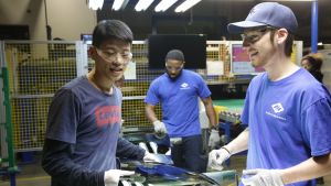 Wong He, Kenny Taylor och Jarred Gibson i Fuyao-fabriken i Dayton, Ohio. Wong He, Kenny Taylor och Jarred Gibson i Fuyao-fabriken i Dayton, Ohio.