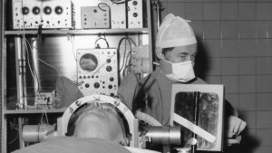 I början var lobotomin inte så exakt. Man kapade av någonting inne i hjärnan och hoppades på det bästa. En patient skall vara med om ett neurokirugiskt ingrepp.