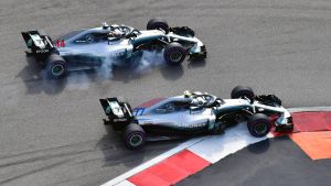 Hamilton passerade Bottas på det 25:e varvet. Lewis Hamilton tar sig förbi Valtteri Bottas.