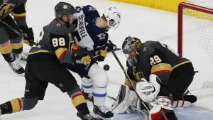 Marc-André Fleury står i vägen för Mark Scheifele. Marc-André Fleury står i vägen för Mark Scheifele.