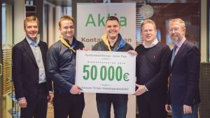 Från vänster: Bankdirektör Magnus Stenman, kårekonom för Karis Gossar Victor Wilson, kårchef Tommy Lundsten, styrelseordförande i stiftelsen Stefan Mutanen, stiftelsens ombudsman Lasse Tallqvist Flera män på rad håller i en skylt där det står 50 000 euro.