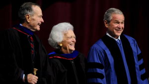 Barbara Bush tillsammans med två presidenter år 2008 George H.W. Bush, Barbara Bush och George W. Bush