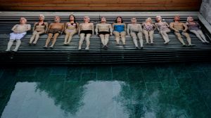 Ihmisiä makaa uima-altaan reunalla. Kuva elokuvasta Youth.