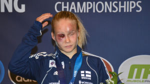 Toppbrottning brukar inte vara värst bra för hälsan. Petra Olli med en stor blåtira.