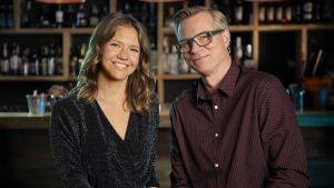 Sonja är programledare för Efter Nio tillsammans med Mårten Svartström. Sonja Kailassaari och Mårten Svartström sitter tillsammans framför en bardisk.