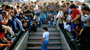 Här kommer han. Frälsaren som skall ge napolitanarna det de vill ha - seger. Diego Maradona är på väg upp på stadion och omringas av fotografer.