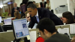 Barack Obama skickar sin första tweet 18.1.2010 under ett besök på Haiti efter jordbävningen. Barack Obama skickar sin första tweet 18.1.2010 under ett besök på Haiti efter jordbävningen.