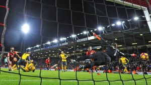 Ute i fotbolls-Europa är praxis i allmänhet fasta matchdagar. Olivier Giroud nickar in 3-3 förbi Artur Boruc, Bournemouth-Arsenal, januari 2017.