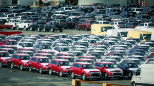 Nyimporterade stadsjeepar i hamnstaden Bremerhaven i norra Tyskland. SÍmporterade stadsjeepar tillverkade av det japanska företaget Mitsubishi i hamnstaden Bremerhaven i norra Tyskland.