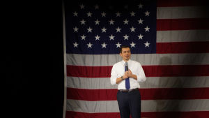 Pete Buttigieg talade inför en storpublik på söndagen i Nashua, New Hampshire. Pete Buttigieg håller kampanjevenemang i Nashua, New Hampshire söndagen den 9 februari 2020.