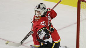 Miikka Kiprusoff missade turneringen. Miikka Kiprusoff räddar pucken med plockhandsken.
