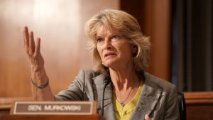 Senator Lisa Murkowski under senatsförhöret den 9 september. Senator Lisa Murkowski under ett senatsförhör om vacciner den 9 september.