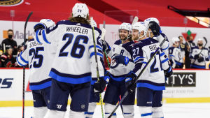 Spelarna i Winnipeg firar Blake Wheeler sena 3–3-kvittering. Spelarna i Winnipeg firar Blake Wheeler sena 3–3-kvittering.