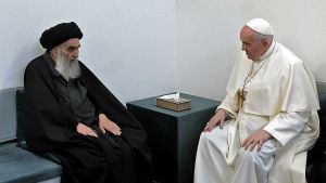 Det historiska mötet mellan storayatollan al-Sistani och påven Franciskus pågick i 45 minuter. De använde inte ansiktsskydd. Påven besöker Irak