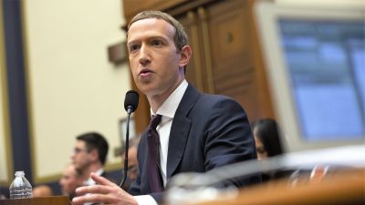 Facebooks chef Mark Zuckerberg bakom ett podium.