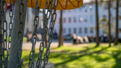 Elever på Källhagens skolas skolgård