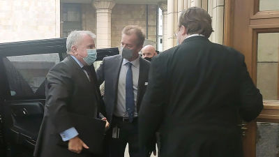 Tre män i kostym. Ambassadör John Sullivan till vänster.