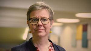 Miljöminister Krista Mikkonen säger att politikerna måste bli modigare. Krista Mikkonen