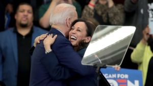 Det var glada miner när Harris utnämndes till vicepresidentkandidat i tisdags. Joe BIden och Kamala Harris kramar varandra hjärtligt. Harris med ett stort leende på läpparna.