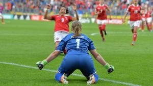 Lykke Petersen kan bli tungan på vågen om matchen går till straffar. Stina Lykke Petersen firar seger i straffläggning vid EM 2017.
