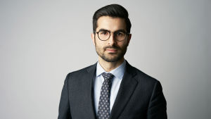 Aras Lindh vid Utrikespolitiska institutet i Sverige säger att det ännu är för tidigt för att säga vart striderna kommer att leda. Porträtt av Aras Lindh vid Sveriges Utrikespolitiska Institut.