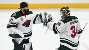 Cam Talbot gratulerar Kaapo Kähkönen i inledningen av säsongen 2020–21. Cam Talbot gratulerar Kaapo Kähkönen