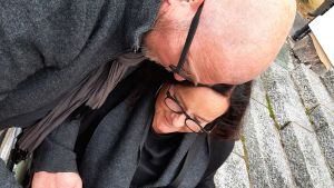 Marja och Jonas Rak har jobbat väldigt nära under utvecklingen av klädeskonceptet och marknadsföringen. En man och en kvinna tittar tillsammans på bilder i en kamera