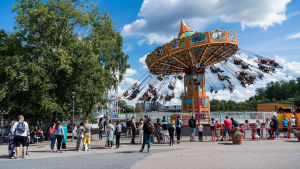 Nöjesparkerna förbereder sig inför en ny säsong. Bergochdalbana i Särkänniemi.