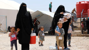 Levnadsförhållandena för kvinnorna och barnen i al-Hol beskrivs som mycket svåra. Speciellt bristen på vatten är en utmaning i det överbefolkade lägret. Al-Hol-lägret i Syrien.