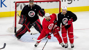 Sami Vatanen avslutade fjolårssäsongen i Carolina. Petr Mrazek, Vincent Trocheck och Sami Vatanen under ett träningspass.
