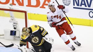 Sebastian Aho firar lagets första mål. Sebastian Aho firar Carolinas mål bakom Tuukka Rask.