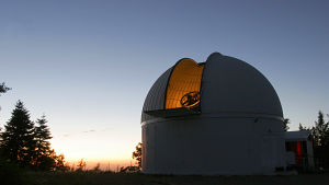 Yksi kolmesta Catalina Sky Surveyn käyttämistä teleskoopeista.