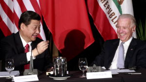 Joe Biden vill bygga en asiatisk-europeisk allians mot Kina och dess ledare Xi Jinping. Den dåvarande vicepresidenten Biden träffade Xi i Los Angeles år 2012. Joe Biden vill bygga en asiatisk-europeisk allians mot Kina och dess ledare Xi Jinping. Den dåvarande vicepresidenten Biden träffade Xi i Los Angeles år 2012.