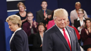 Hillary Clinton och Donald Trump under den andra presidentvalsdebatten. Hillary Clinton och Donald Trump i den andra presidentvalsdebatten.