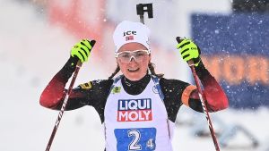 Marte Olsbu Røiseland förde Norge i mål som etta – efter ett nervkittlande sista skytte. Marte Olsbu Röiseland firar.