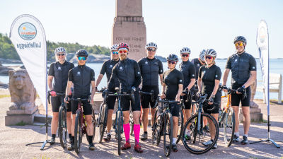 Gruppbild på cyklister.