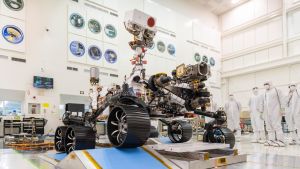 Mars 2020 -kulkija koeajossa Jet Propulsion Laboratoryn puhdastilassa. Pyörät ovat selvästi erilaiset kuin Curiosityssä. Mars 2020 -kulkija koeajossa.