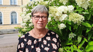 Borgårektorn Monica Johansson förstår föräldrarnas åga. Man vill dela dimissionen med sitt barn men det kan vara att utrymmeskraven sätter stopp för det här. Monica Johansson är rektor för Borgå Gymnasium.