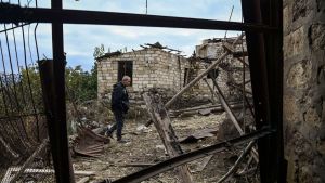 Ashot Aghajanian promenerade på gården till sitt förstörda hus i Stepanakert på söndag morgon. Enligt honom hade det förstörts i azeriskt bombardemang under natten. Ashot Aghajanian promenerade på gården till sitt förstörda hus i Stepanakert på söndag morgon. Enligt honom hade det förstörts i azeriskt bombardemang under natten mot söndagen.