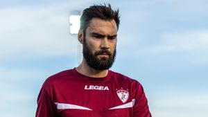 Tim Sparv har spelat arton ligamatcher och gjort ett mål i Grekland. Tim Sparv blickar fokuserat nedåt.