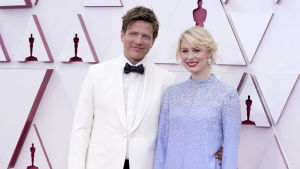 Thomas Vinterberg med hustrun Helene Reingaard Neumann . Thomas Vinterberg och hans fru Helene Reingaard Neumann på röda mattan från Oscarsgalan 2021.