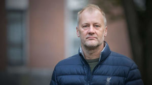 heikki Kossi En korthårig medelålders man tittar in i kameran. Han är klädd i en blå täckjacka.