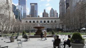 Bryant Park ligger nästan öde i ett coronadrabbat New York. Bryant Park på Manhattan i New York ligger nästan öde under coronapandemin.