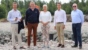 Mikael Pentikäinen fick en rundtur i Ingå på onsdagen. Här tillsammans med kommundirektör Robert Nyman, Ulla Gunnarsson från Företagarna i Ingå, styrelseordförande Henrik Wickström (SFP) samt Novagos vd Tom Gammals. Robert Nyman, Mikael Pentikäinen, Ulla Gunnarsson, Henrik Wickström och Leo Gammals står och tittar in i kameran.