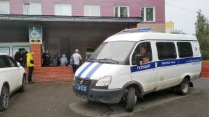 Aleksej Nevalnyj vårdas på intensiven på ett sjukhus i Omsk, Poliisin pikkubussi seisoo sairaalan edessä. Äsken on satanut, auton alla on kuiva kohta,