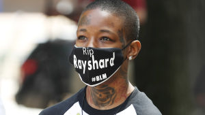 Människor samlades utanför kyrkan. Begravningen livesändes för dem som samlats utanför. Flera bar skjortor eller liknande med tryck som ''Rip Rayshard'' eller ''Black lives matter''. Man med ansiktsmask håller i blombukett.