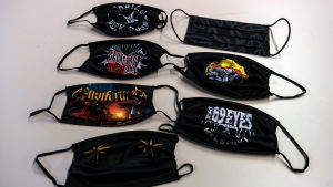 Munskydd av tyg. Kasvomaskeja Backstage Rock Shopin varastossa Tampereella.
