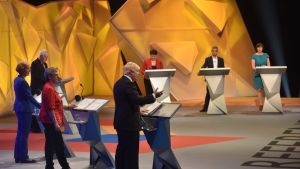 Huvuddebttörerna Boris Johnson och Sadiq Khan flankerade av sina meddebattörer. Kvällens stora stjärna Skottlands konservativa ledare Ruth Davidson i rött, tredje från vänster Huvuddebttörerna Boris Johnson och Sadiq Khan flankerade av sina meddebattörer. Kvällens stora stjärna Skottlands konservativa ledare Ruth Davidson i rött, tredje från vänster