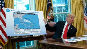 Trump visar upp den omdiskuterade kartan. På den orkankarta som Trump visar upp finns ett mystiskt svart tuschstreck som omfattar Alabama.